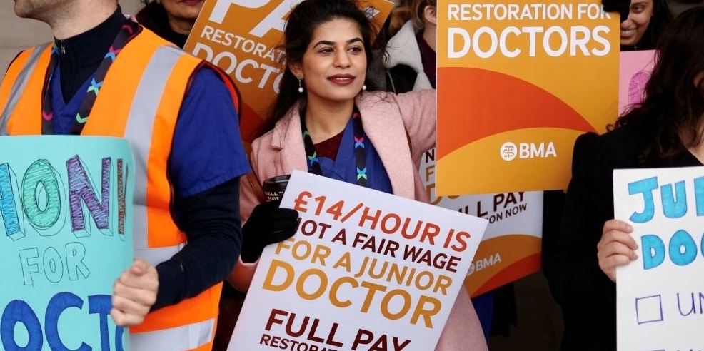 http://www.meramirpur.com/thousands-of-hospital-doctors-walk-out-in-latest-uk-strike/